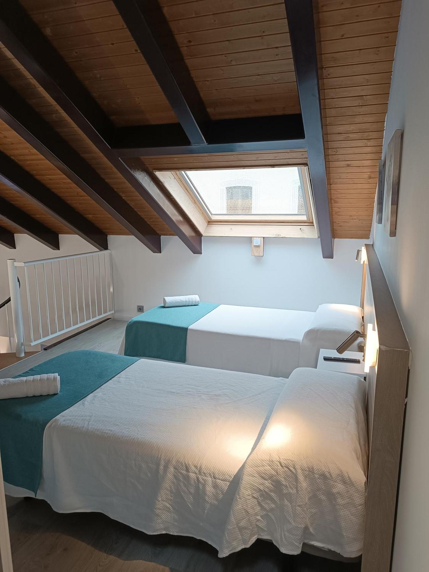 Apartamentos Turisticos Avila Puerta De Los Leales 1-2 エクステリア 写真