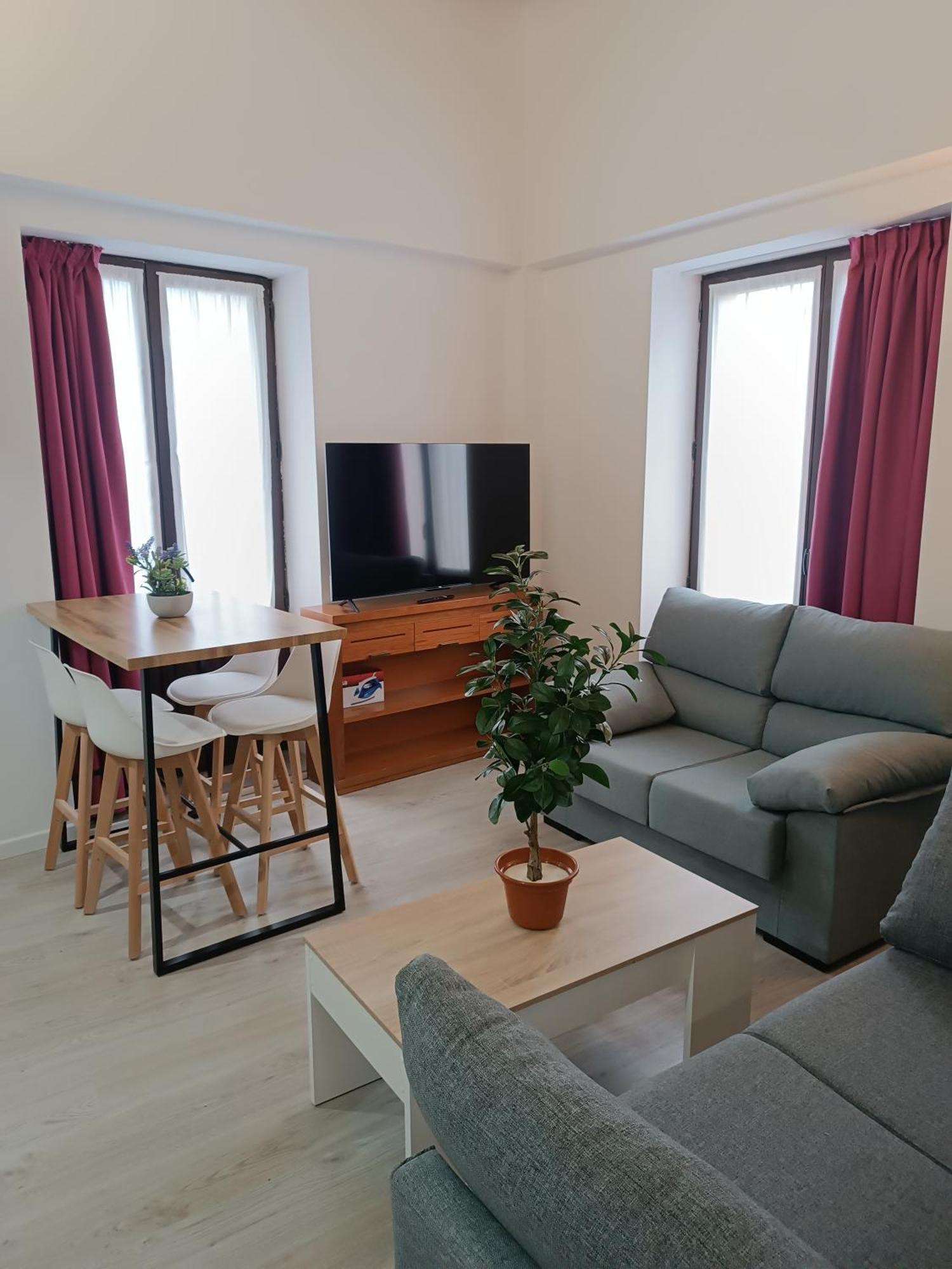 Apartamentos Turisticos Avila Puerta De Los Leales 1-2 エクステリア 写真