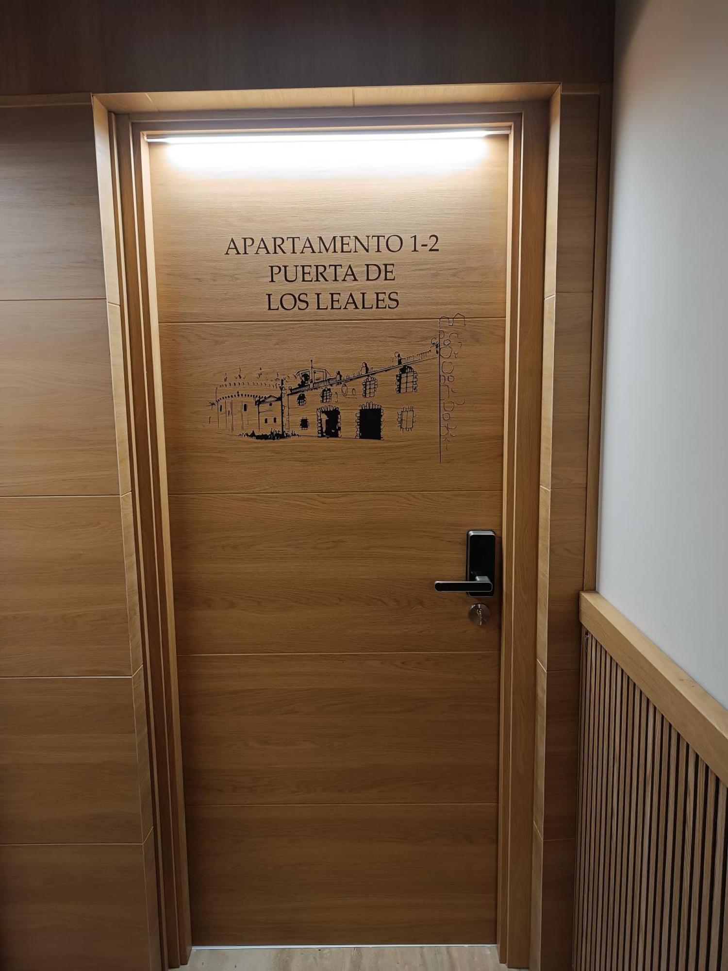 Apartamentos Turisticos Avila Puerta De Los Leales 1-2 エクステリア 写真